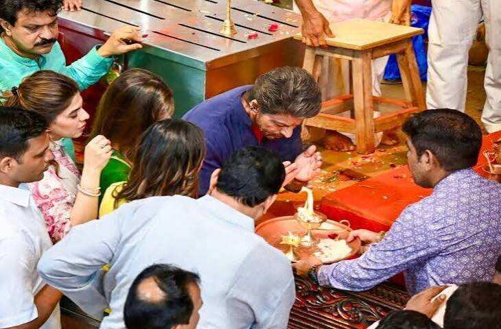लालबागचा राजा के दरबार पहुंचे शाहरुख खान, परिवार संग किए गणपति बप्पा के दर्शन; फुटेज में देंखे पूजा ददलानी ने सिखाया चरण स्पर्श का तरीका