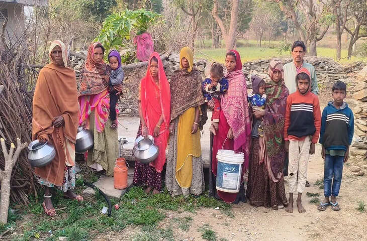 छापरा भील बस्ती में गहराया जल संकट, एक साल से परेशान ग्रामीण; प्रशासन से समाधान की मांग