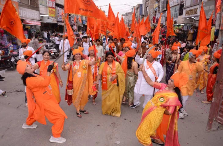 दो किमी लंबी भव्य शोभायात्रा निकली, उमड़ा जनसैलाब, महिलाओं ने तलवारबाजी से दिखाया शौर्य