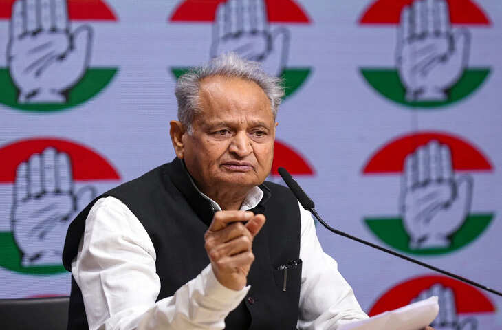 गहलोत ने साधा केंद्र पर निशाना, प्रकाशक के फैसले से आगे पीएमओ की चुप्पी पर उठाए सवाल