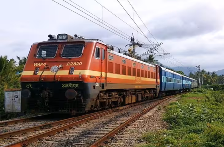 Railway News: रीमॉडेलिंग काम के चलते 12 ट्रेनों के रूट में बदलाव, यात्रा से पहले जरूर चेक करें शेड्यूल