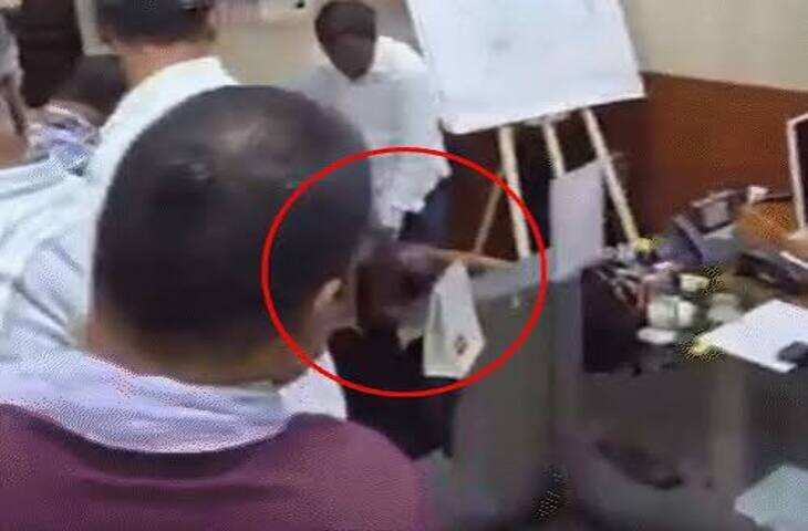 बीकानेर नगर निगम में सफाई व्यवस्था पर हंगामा, वीडियो में जाने BJP पार्षद ने कमिश्नर के सामने जमीन पर पटका सिर; कपड़े भी फाड़े