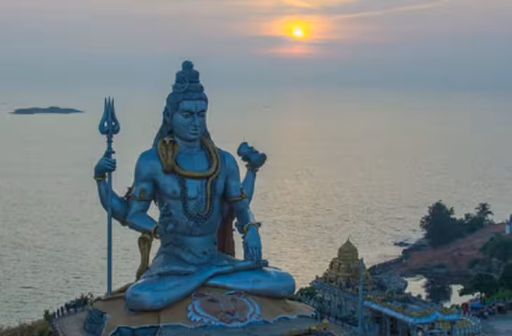 महाशिवरात्रि का पर्व भगवान शिव की आराधना के लिए विशेष माना जाता है। इस दिन शिव भक्त व्रत रखते हैं, शिवलिंग पर जल और बेलपत्र अर्पित करते हैं और भगवान भोलेनाथ की पूजा करते हैं। शिव आराधना में शिव चालीसा का पाठ भी महत्वपूर्ण माना जाता है। धार्मिक मान्यताओं के अनुसार, श्रद्धा और भक्ति के साथ शिव चालीसा का पाठ करने से मन को शांति मिलती है और भक्त भगवान शिव का स्मरण करता है। आज के समय में व्यस्त जीवनशैली के बीच कई भक्त सुपरफास्ट शिव चालीसा का पाठ या उसका ऑडियो सुनना पसंद करते हैं। इससे कम समय में शिव चालीसा का पाठ सुनने और भगवान शिव की भक्ति करने का अवसर मिलता है। महाशिवरात्रि के अलावा सोमवार और सावन के दिनों में भी शिव चालीसा का पाठ किया जाता है।  क्या है शिव चालीसा शिव चालीसा भगवान शिव की स्तुति में रची गई चालीसा है। इसमें भगवान शिव के स्वरूप, उनकी महिमा और भक्तों पर उनकी कृपा का वर्णन किया गया है। शिव भक्त नियमित रूप से इसका पाठ भगवान भोलेनाथ को प्रसन्न करने और आध्यात्मिक शांति की कामना के लिए करते हैं।धार्मिक परंपरा में चालीसा का पाठ लगातार और श्रद्धा के साथ करने को महत्वपूर्ण माना जाता है। पाठ के दौरान भगवान शिव का ध्यान करने से मन को एकाग्र करने में मदद मिल सकती है। महाशिवरात्रि के दिन कई मंदिरों और घरों में शिव चालीसा, शिव मंत्र और शिव भजनों का पाठ किया जाता है।  महाशिवरात्रि पर शिव चालीसा का महत्व महाशिवरात्रि भगवान शिव को समर्पित प्रमुख हिंदू पर्व है। इस दिन भक्त व्रत और रात्रि जागरण करते हैं। चारों प्रहर भगवान शिव की पूजा करने की भी परंपरा है। शिवलिंग पर दूध, जल, बेलपत्र, धतूरा और अन्य पूजन सामग्री अर्पित की जाती है।पूजा के दौरान महामृत्युंजय मंत्र, ॐ नमः शिवाय और शिव चालीसा का जाप किया जाता है। धार्मिक मान्यता के अनुसार, महाशिवरात्रि पर भगवान शिव का स्मरण करने से भक्त को आध्यात्मिक ऊर्जा और सकारात्मकता का अनुभव होता है।  सुपरफास्ट शिव चालीसा क्यों सुनते हैं भक्त सुपरफास्ट शिव चालीसा आज ऑनलाइन भक्ति सामग्री का लोकप्रिय रूप बन गया है। लोग यात्रा करते समय, सुबह पूजा के दौरान या अपने खाली समय में इसे सुन सकते हैं। हालांकि धार्मिक साधना में केवल तेजी से पाठ पूरा करना ही महत्वपूर्ण नहीं है। श्रद्धा, ध्यान और सही उच्चारण को अधिक महत्व दिया जाता है।अगर समय उपलब्ध हो तो भक्त सामान्य गति से शिव चालीसा का पाठ कर सकते हैं। वहीं कम समय में भगवान शिव का स्मरण करना हो तो सुपरफास्ट शिव चालीसा सुना जा सकता है। इसके साथ ही &lsquo;ॐ नमः शिवाय&rsquo; मंत्र का जाप भी किया जाता है।  शिव भजन और शिव आराधना महाशिवरात्रि के अवसर पर शिव चालीसा के साथ शिव भजन सुनने की भी परंपरा है। &lsquo;हर हर महादेव&rsquo; और &lsquo;ॐ नमः शिवाय&rsquo; के जयकारों से मंदिरों का वातावरण भक्तिमय हो जाता है। भक्त भगवान शिव से परिवार की सुख-शांति, समृद्धि और जीवन में आने वाली परेशानियों से मुक्ति की प्रार्थना करते हैं।शिव चालीसा और भजनों से जुड़े लाभ धार्मिक आस्था और मान्यताओं पर आधारित हैं। इन्हें वैज्ञानिक या चिकित्सकीय उपचार का विकल्प नहीं माना जाना चाहिए। फिर भी भक्ति, ध्यान और प्रार्थना के माध्यम से कई लोगों को मानसिक शांति और सकारात्मक भावनाओं का अनुभव हो सकता है।महाशिवरात्रि हो या सावन का सोमवार, भगवान शिव की आराधना में शिव चालीसा का पाठ भक्तों के लिए श्रद्धा और भक्ति का महत्वपूर्ण माध्यम माना जाता है।
