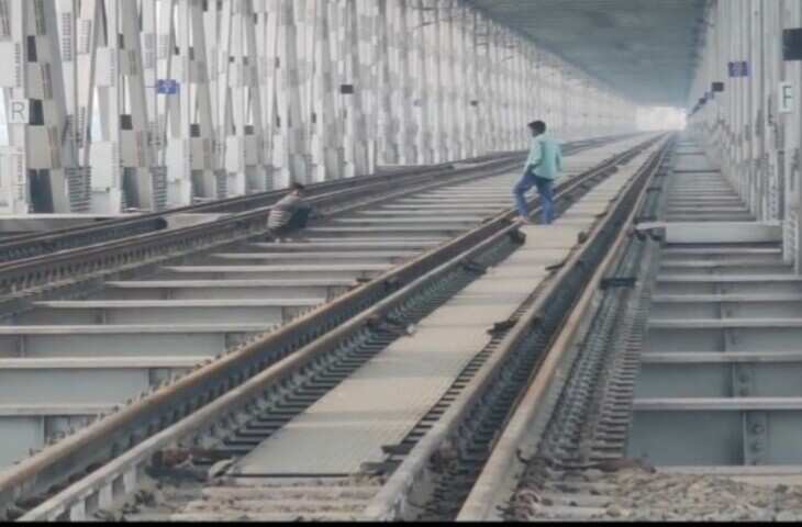 गांधी सर्किल के पास चलती टैक्सी में लगी आग, एक्सक्लूसिव फुटेज में देंखे कार जलकर राख, ड्राइवर ने कूदकर बचाई जान