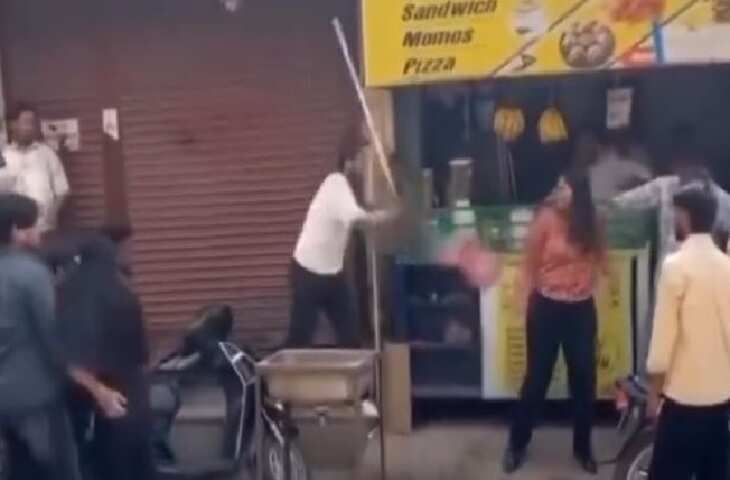 लड़के के&nbsp;प्रपोजल पर लड़की ने दे मारी चाय, सोशल मीडिया पर वायरल हुआ मजेदार&nbsp;जूतमपैजार का वीडियो&nbsp;