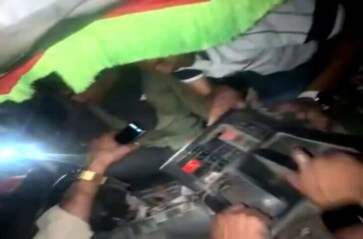 जयपुर में सड़क किनारे खड़े ट्रक में पीछे से ट्रक घुसा, ड्राइवर फंसा, वीडियो में जाने 45 मिनट की मशक्कत के बाद रेस्क्यू