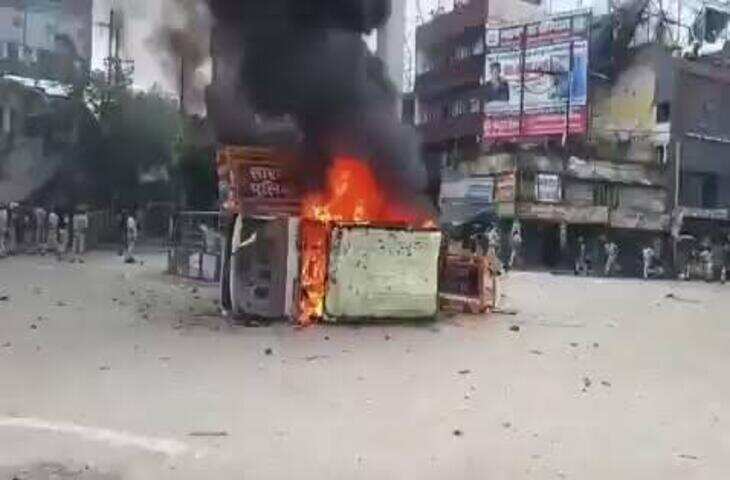 सिर पर पट्टी, हाथ में लाठी... संसद पहुंचे पप्पू यादव, छात्रों पर लाठीचार्ज के विरोध में अनोखा प्रदर्शन