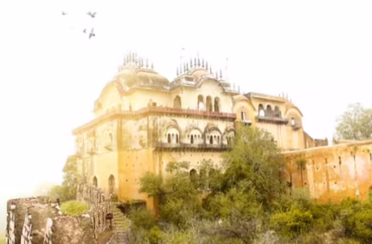 वीडियो में देखे भानगढ़ से भी भूतिया us किले की कहानी,&nbsp;जहां आत्माओं के डर से मजदूर भी काम छोड़ कर भाग गए और बदलना पड़ा नाम