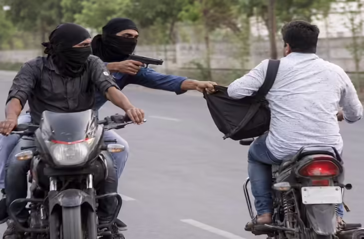 दिल्ली में दिनदहाड़े 1.5 करोड़ की लूट, रियल एस्टेट फर्म के कैशियर को बनाया निशाना