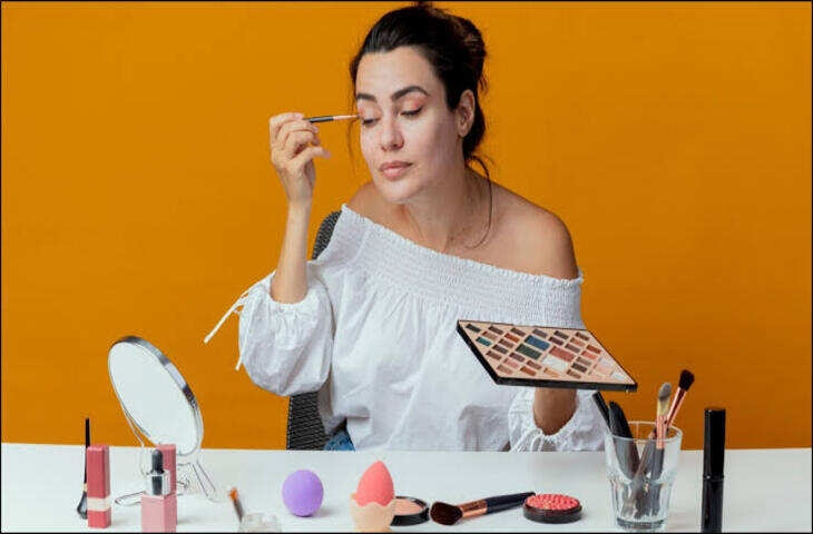 Karwa Chauth Makeup Tips:&nbsp;व्रत से लेकर चांद निकलने तक नहीं बिगड़ेगा मेकअप,&nbsp;अपनाएं ये आसान ट्रिक्स