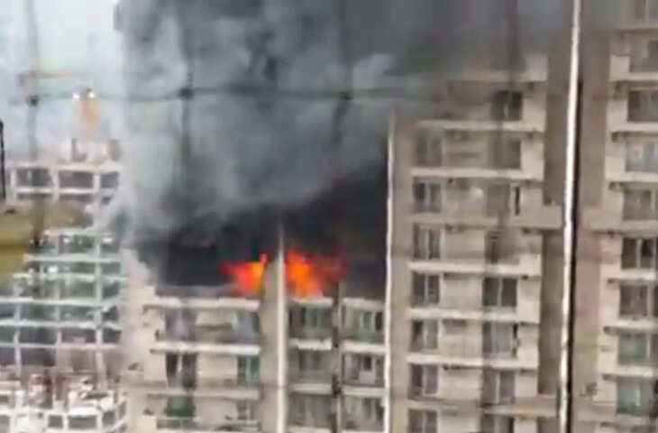 दिल्ली-मुजफ्फरपुर के बाद Noida की IVY काउंटी सोसाइटी में लगी भीषण आग, कई फ्लैट जलकर राख&nbsp;
