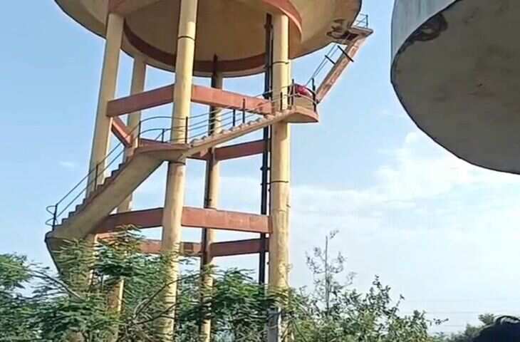 दौसा में घरेलू विवाद के बाद महिला पानी की टंकी पर चढ़ी, वीडियो में देंखे चार घंटे बाद सुरक्षित उतारी गई