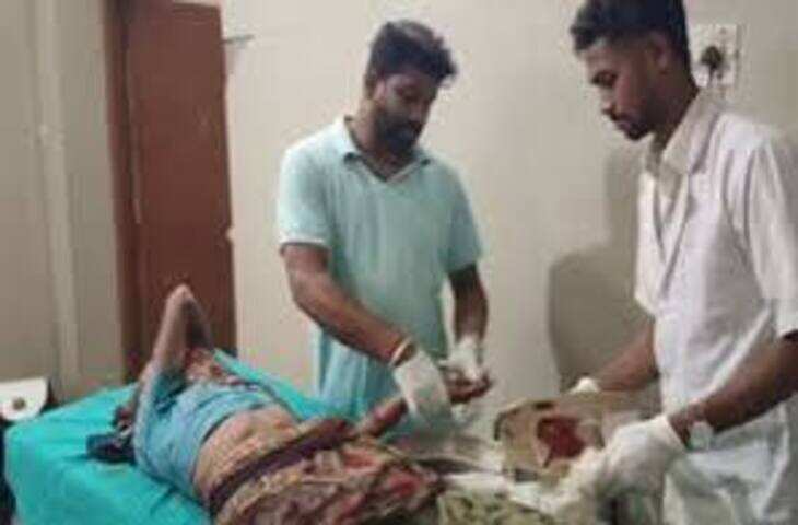 बांसवाड़ा में शराब के नशे में बेटे ने मां पर लाठी से किया हमला, पैसे नहीं देने पर 60 वर्षीय वृद्धा का हाथ तोड़ा, वीडियो में जाने अस्पताल में इलाज जारी