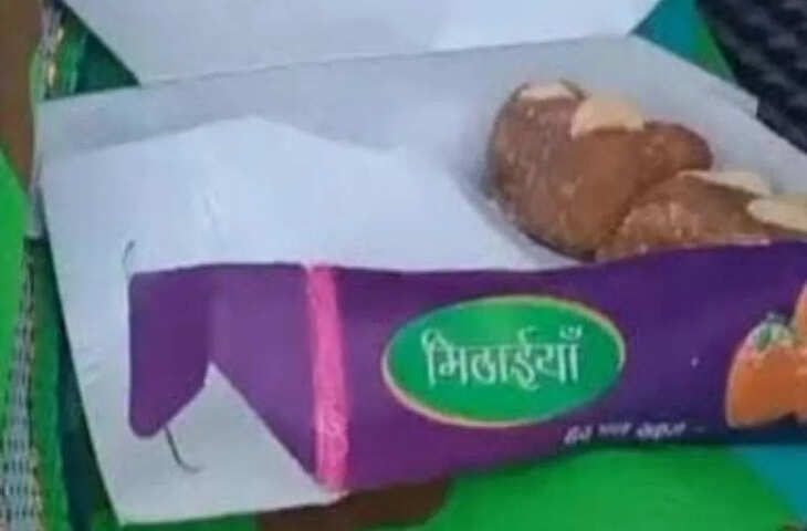 मध्य प्रदेश के छिंदवाड़ा जिले में एक चौंकाने वाली घटना सामने आई है। जुन्नारदेव इलाके में एक लावारिस बैग में मिठाई मिलने से पूरे इलाके में दहशत फैल गई है। अब तक मिठाई खाने से तीन लोगों की मौत हो चुकी है, जबकि दो अन्य की हालत गंभीर है। हैरानी की बात है कि इतनी गंभीर घटना के बाद भी पुलिस अभी तक यह साफ नहीं कर पाई है कि मिठाई में क्या मिलावट थी और लावारिस बैग कहां से आया।  यह घटना तामिया रोड पर पब्लिक हेल्थ इंजीनियरिंग (PHE) ऑफिस कॉम्प्लेक्स में हुई। 8 जनवरी को ऑफिस के पास मिठाई, नमकीन और कुछ सब्जियों का डिब्बा लटका हुआ एक बैग मिला। आसपास पूछताछ करने पर जब कोई सामने नहीं आया तो मालिक दसरू यदुवंशी, जो PHE ऑफिस का चौकीदार है, ने मिठाई खा ली। उसने पास में चाय की दुकान चलाने वाले मुकेश कथूरिया को भी मिठाई दी।  पिता, पत्नी और बेटी की तबीयत बिगड़ी मुकेश और उसकी माँ ने मिठाई खाने से मना कर दिया, लेकिन परिवार के दूसरे सदस्यों - उसके पिता सुंदरलाल कथूरिया, उसकी पत्नी संतोषी, उसकी बड़ी बेटी खुशबू और उसकी छोटी बेटी पूजा - ने मिठाई खा ली। कुछ ही घंटों में अचानक सभी की तबीयत बिगड़ गई। सभी को उल्टी, दस्त और पेट दर्द की शिकायत हुई और उन्हें इलाज के लिए अस्पताल में भर्ती कराया गया।  इलाज के दौरान चौकीदार की मौत मिठाई खाने के बाद चौकीदार की भी हालत बिगड़ गई और उसे तुरंत इलाज के लिए अस्पताल में भर्ती कराया गया, जहाँ 11 जनवरी को उसकी मौत हो गई। बाद में, 13 जनवरी को सुंदरलाल कथूरिया ने भी दम तोड़ दिया। स्थिति तब और गंभीर हो गई जब बुधवार को नागपुर ले जाते समय 24 साल की खुशबू की भी मौत हो गई। संतोषी और पूजा अभी नागपुर AIIMS में भर्ती हैं, जहाँ उनकी हालत गंभीर बताई जा रही है।  पुलिस क्या कर रही है?  पुलिस को शुरू में फूड पॉइज़निंग का शक है, लेकिन वे ज़हरीले पदार्थ, पेस्टीसाइड या धोखाधड़ी की संभावना से इनकार नहीं कर रहे हैं। मिठाई के सैंपल टेस्टिंग के लिए भेजे गए हैं, हालांकि रिपोर्ट अभी नहीं आई है। सबसे बड़ा सवाल यह है कि जिस इलाके में यह घटना हुई, वहां नगर पालिका, बिजली विभाग और दूसरे सरकारी ऑफिस हैं।  तीन लोगों की मौत के बाद स्थानीय लोग इस घटना से गुस्से में हैं। उनका कहना है कि अगर जांच में तेजी लाई गई होती और समय पर चेतावनी दी गई होती, तो और जानें बचाई जा सकती थीं।