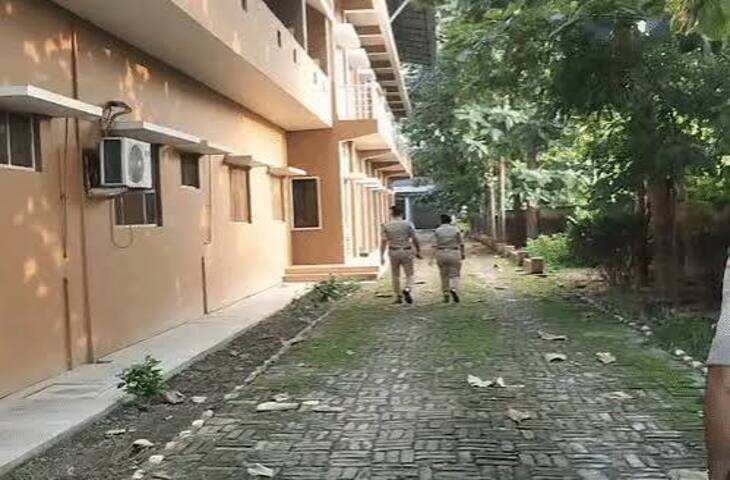 वाराणसी में हॉस्टल की तीसरी मंजिल से छात्रा ने लगाई छलांग, मौत; वॉर्डन से विवाद के बाद छत पर जाने की बात
