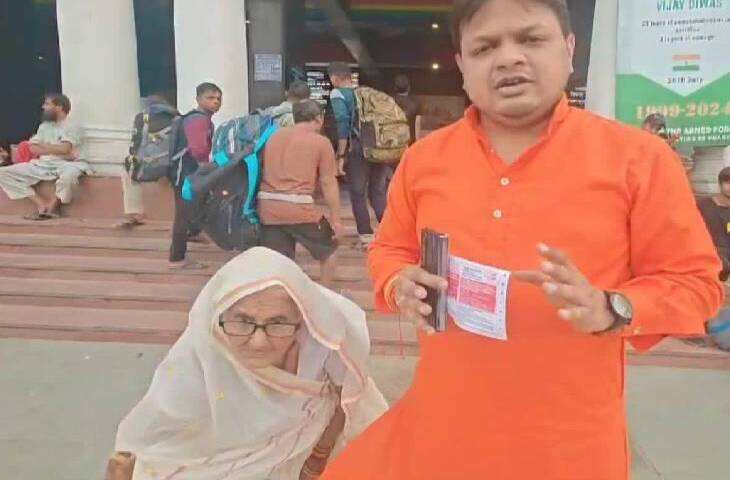 &lsquo;मुझे बुखार है&rsquo; सुनते ही बुजुर्ग महिला के पास पहुंचीं DM, वीडियो हुआ वायरल