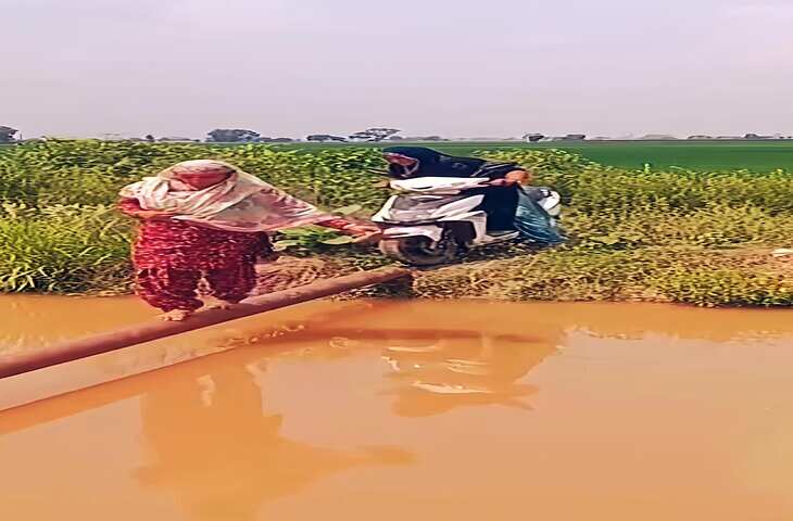 Viral Video: मां को डॉक्टर के पास ले जा रही थी बेटी, नदी के ऊपर पाइप से स्कूटर निकालकर पहुंची गांव