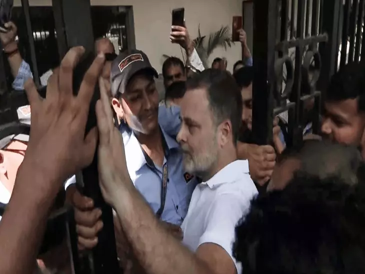 SIR Protest: बस में बैठाने के बाद राहुल-प्रियंका ने बदला प्लान, आकाशवाणी परिसर में 8 घंटे चला धरना