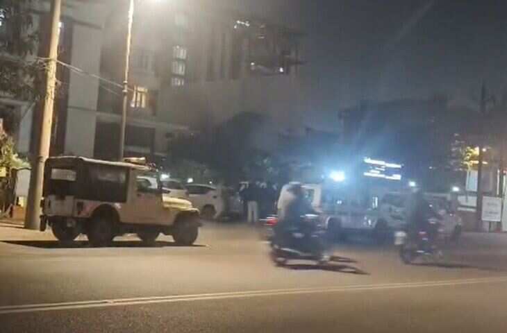 जयपुर में ज्वेलरी कारोबारी की पत्नी का हथियारबंद बदमाशों ने किया पीछा, वीडियो में देखें जान बचाने थाने में घुसी महिला