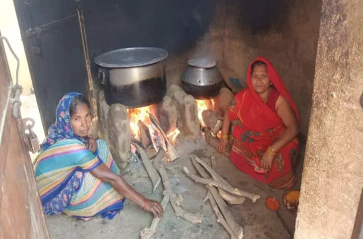 पटना के स्कूलों में गैस संकट, बच्चों के भोजन के लिए लकड़ी और उपलों के चूल्हों का सहारा