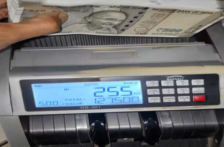 Viral Video: Chor Bazaar से ₹1,000 में खरीदी नोट गिनने की मशीन, घर पहुंचते ही निकली खराब
