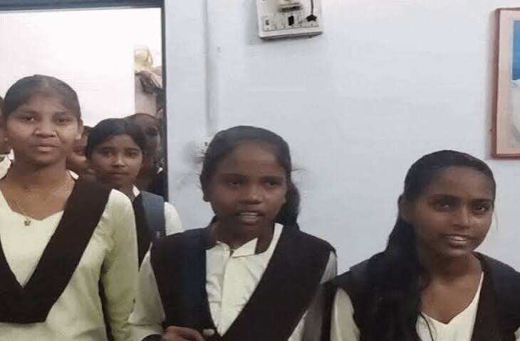 शिक्षा के मंदिर में गुरुजी की बदजुबानी&rsquo;: रीवा में शिक्षक की कथित अभद्रता से छात्र और स्टाफ परेशान; प्राचार्य ने अधिकारियों से की शिकायत