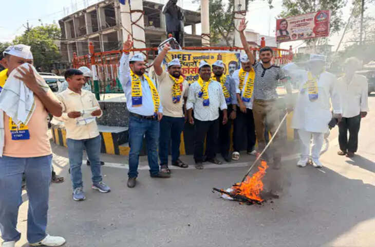 नीट पेपर लीक के विरोध में शिक्षा मंत्री का पुतला दहन, छात्रों ने जताया आक्रोश