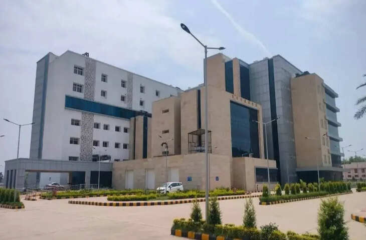 भागलपुर सुपर स्पेशियलिटी अस्पताल में अव्यवस्था: वरिष्ठ डॉक्टरों की गैरहाजिरी से मरीज परेशान, जूनियर डॉक्टरों के भरोसे इलाज