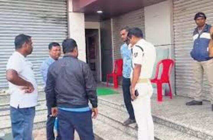 Jalore में अधिकारियों ने ग्राहक बनकर शोरूम में मारा छापा, बब्बर शेर के नाखून से लेकर ये सब सामान हुआ जब्त