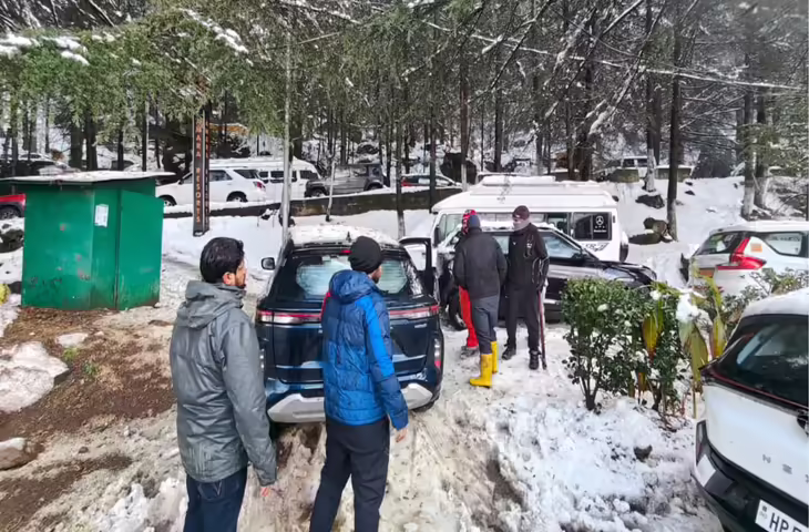 हिमाचल में बर्फबारी के बाद खिली धूप, फुटेज में देखें राहत कार्यों में आई तेजी, चंबा में ग्लेशियर गिरने से नुकसान