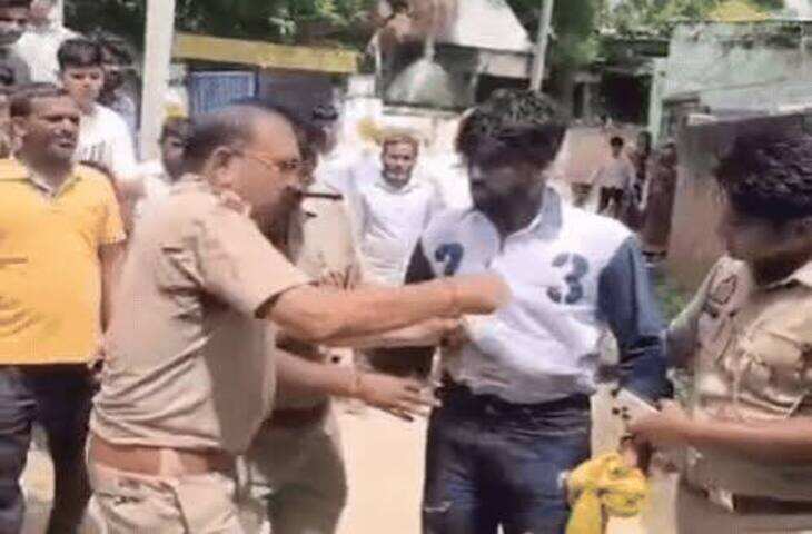 Agra Police: अवैध तमंचे के आरोप में युवक गिरफ्तार, बीच बाजार फिल्मी अंदाज में पुलिस ने किया खुलासा