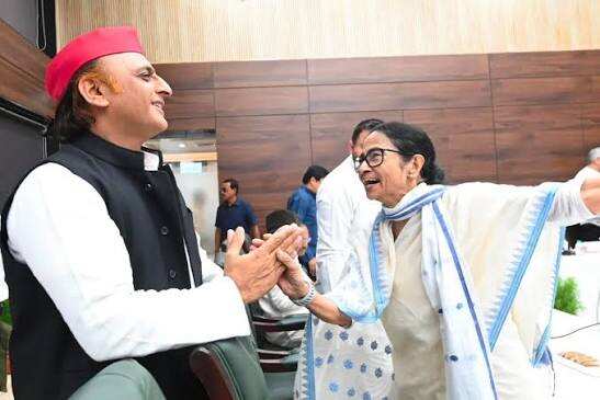 वाराणसी पहुंचे अखिलेश यादव के जुड़वां बच्चे, काशी विश्वनाथ मंदिर में किए दर्शन