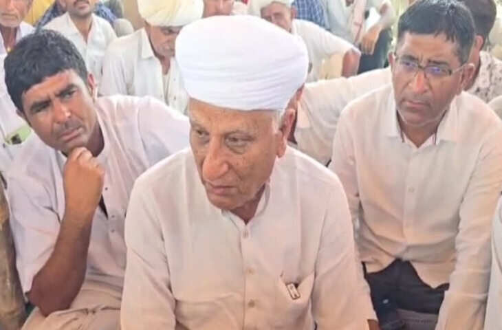 जिले की सीमाओं में बदलाव पर बवाल, वीडियो में देखें धोरीमन्ना में धरने पर बैठे पूर्व मंत्री हेमाराम चौधरी