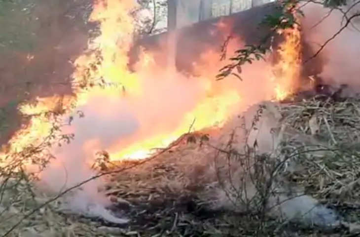 Churu कलेक्ट्रेट के सामने रेलवे परिसर में लगी आग