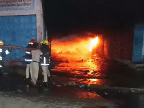 सीवान में मार्केट में भीषण आग, AC और मोटर पार्ट्स की दुकानों तक फैली लपटें; 3 घंटे बाद पाया गया काबू