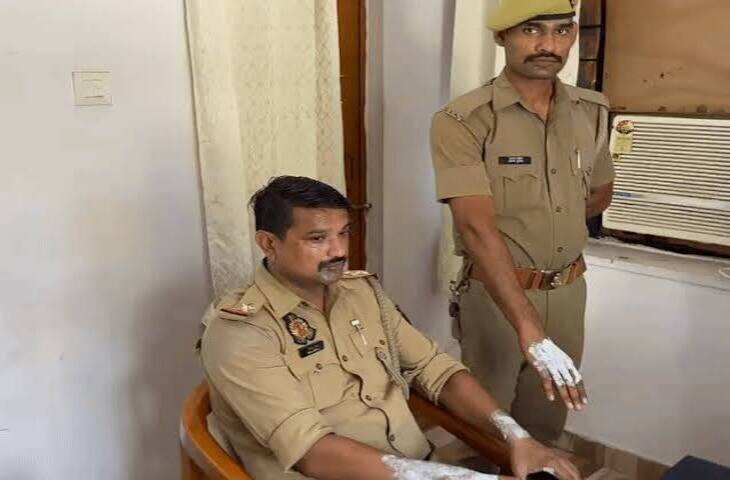 कानपुर में थाने के बाहर युवक ने लगाई खुद को आग, पत्नी से प्रताड़ना का आरोप लगाते हुए बोला- 'मुझे इंसाफ चाहिए'