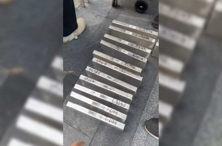 भारत में कीमत 2 लाख पार....लेकिन चाइना में&nbsp;आलू-टमाटर की तरह बिक रही चांदी,&nbsp;रेहड़ी पर रखकर बेचने में लगे लोग&nbsp;