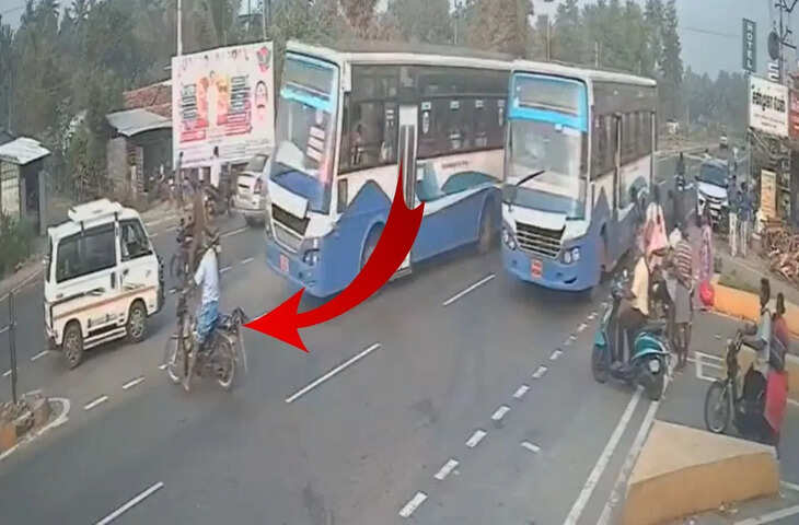 सड़क पर लापरवाही कभी भी जानलेवा साबित हो सकती है। चाहे आप पैदल चल रहे हों या किसी वाहन से सफर कर रहे हों, आगे-पीछे और दाएं-बाएं देखना बेहद जरूरी है। एक छोटी-सी चूक भी बड़े हादसे का कारण बन सकती है। इन दिनों सोशल मीडिया पर ऐसा ही एक दिल दहला देने वाला वीडियो तेजी से वायरल हो रहा है, जिसने लोगों को झकझोर कर रख दिया है।  वायरल वीडियो में देखा जा सकता है कि एक व्यक्ति मोपेड पर सड़क पार करने की कोशिश करता है। वह बिना ठीक से इधर-उधर देखे अचानक आगे बढ़ता है। तभी तेज रफ्तार से आ रही एक बस उसे जोरदार टक्कर मार देती है। टक्कर इतनी भीषण होती है कि मोपेड सवार दूर जा गिरता है। यह पूरा घटनाक्रम पास लगे CCTV कैमरे में कैद हो जाता है।  वीडियो देखने के बाद सोशल मीडिया यूजर्स हैरान और दुखी नजर आ रहे हैं। कई लोग कमेंट कर रहे हैं कि सड़क पार करते समय सावधानी बरतना कितना जरूरी है। कुछ यूजर्स ने बस चालक की रफ्तार पर सवाल उठाए हैं, तो कुछ ने मोपेड सवार की लापरवाही को हादसे की मुख्य वजह बताया है।  हालांकि, यह स्पष्ट नहीं है कि यह घटना कहां की है और घायल व्यक्ति की स्थिति कैसी है। लेकिन वीडियो में टक्कर की तीव्रता देखकर अंदाजा लगाया जा सकता है कि हादसा बेहद गंभीर रहा होगा। विशेषज्ञों का कहना है कि सड़क पर चलते समय &lsquo;डिफेंसिव ड्राइविंग&rsquo; यानी सतर्क और सावधानीपूर्वक वाहन चलाना बेहद जरूरी है।  ट्रैफिक नियमों के अनुसार, सड़क पार करते समय हमेशा दोनों ओर देखकर ही आगे बढ़ना चाहिए। खासकर हाईवे या व्यस्त सड़कों पर तो अतिरिक्त सतर्कता की आवश्यकता होती है। तेज रफ्तार वाहन चालक को भी गति सीमा का पालन करना चाहिए, ताकि अचानक सामने आने वाली किसी भी स्थिति में वह समय रहते वाहन नियंत्रित कर सके।  सड़क सुरक्षा विशेषज्ञों का मानना है कि अधिकतर सड़क हादसे मानवीय भूल का परिणाम होते हैं। जल्दबाजी, ध्यान भटकना और नियमों की अनदेखी इन हादसों के पीछे प्रमुख कारण हैं। सोशल मीडिया पर वायरल हो रहे ऐसे वीडियो लोगों को जागरूक करने का काम भी करते हैं, क्योंकि वे लापरवाही के परिणामों को वास्तविक रूप में सामने लाते हैं।  यह घटना एक बार फिर चेतावनी देती है कि सड़क पर हर कदम सोच-समझकर उठाना चाहिए। कुछ सेकंड की जल्दबाजी पूरी जिंदगी पर भारी पड़ सकती है। सड़क सुरक्षा नियमों का पालन करना न सिर्फ कानूनी जिम्मेदारी है, बल्कि अपनी और दूसरों की जिंदगी की सुरक्षा के लिए भी अनिवार्य है।