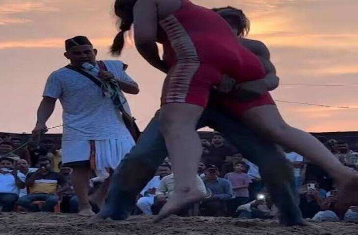 Viral Video: ये कुश्ती है या कोई और खेल? वीडियो देखकर लोग हुए कन्फ्यूज 😂🤭