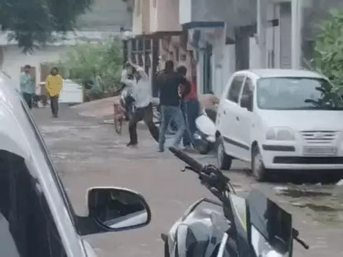 लखनऊ के ठाकुरगंज में कार सवार युवक पर फायरिंग, बाहर खींचकर धारदार हथियार से हमला