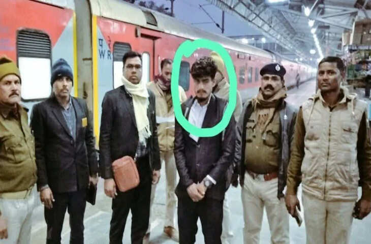 दरभंगा-आनंद विहार एक्सप्रेस में फर्जी टीटीई पकड़ा गया, जीआरपी को सौंपा