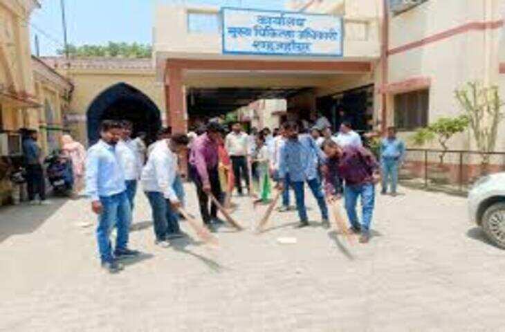 सिंगरौली में स्वास्थ्य व्यवस्था पर सवाल: CHC में सिक्योरिटी गार्ड ने लगाए इंजेक्शन, डॉक्टर-नर्स नदारद, वीडियो वायरल