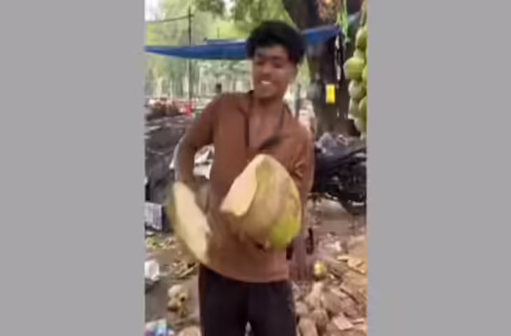 Video Viral: इतना बड़ा नारियल पहले कभी नहीं देखा होगा, देखकर यूजर्स बोले - 'ये तो पूरे परिवार की प्यास बुझा देगा.....'&nbsp;