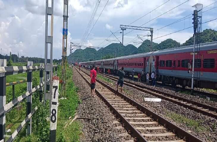 Viral Video: ट्रेन से आगे निकलने की कोशिश में बाइकर्स का हुआ भयानक हादसा, कैमरे में कैद हुई पूरी घटना​​​​​​​