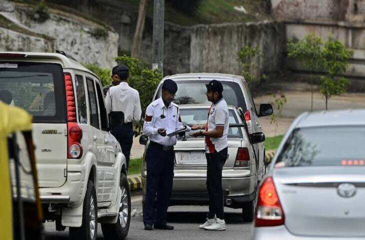 Traffic Police Power: क्या चालान काटने के नाम पर पुलिस आपकी गाड़ी की चाबी छीन सकती है? जानिए मोटर व्हीकल एक्ट का नियम