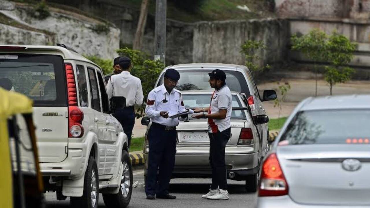 Traffic Police Power: क्या चालान काटने के नाम पर पुलिस आपकी गाड़ी की चाबी छीन सकती है? जानिए मोटर व्हीकल एक्ट का नियम