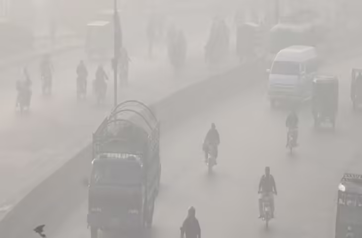 Delhi Pollution Alert: इतनी घनी धुंध कि दिखना हुआ मुश्किल, इंडिया गेट भी ओझल! जानें आज सुबह का AQI लेवल​​​​​​​