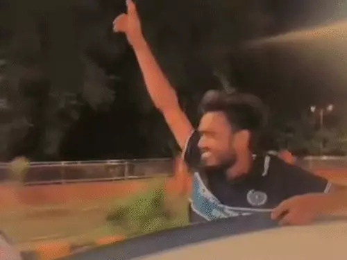 झांसी में स्टंटबाजों की निकली हेकड़ी, थाने में लंगड़ाते पहुंचे युवक; कान पकड़कर बोले- अब गलती नहीं होगी