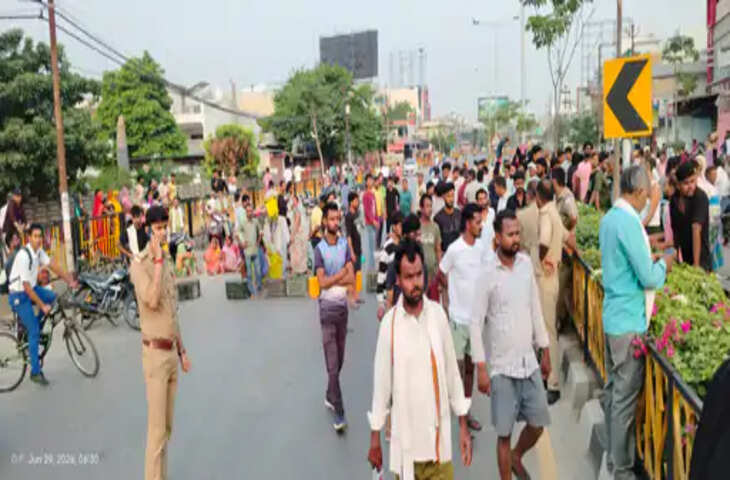 वाराणसी में दर्दनाक सड़क हादसा, ट्रक ने पिता-पुत्र को रौंदा; पिता की मौत, बेटा गंभीर घायल