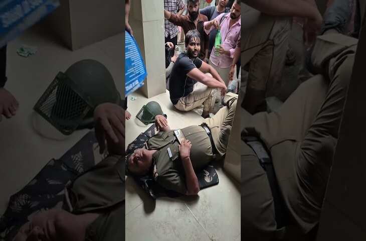 CJP Protest Viral Video: प्रदर्शन के बीच सामने आया हैरान करने वाला नजारा, पुलिसकर्मी को दफ्ती से हवा करते दिखे प्रदर्शनकारी​​​​​​​